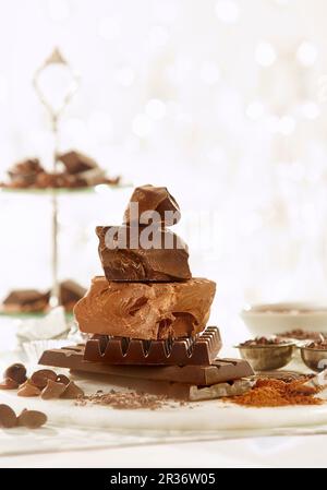 Verschiedene Stücke von Schokolade, Schokolade, Chips, Kakaopulver und Kakaokerne Stockfoto