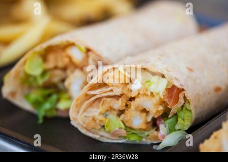 Zwei Wraps mit gebratener Calamari und Salat Stockfoto