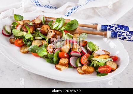 Brezelsalat mit Lammsalat, Gurke, Radieschen und Tomaten Stockfoto