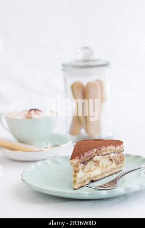 Ein Stück Tiramisu-Kuchen und ein Cappuccino Stockfoto