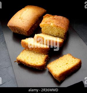 Kleine Maisbrotlaibe, eine Scheibe Stockfoto