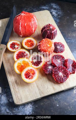 In Stücke geschnittene Blutorangen auf einem Schneidebrett Stockfoto