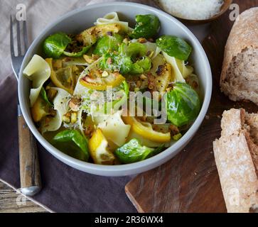 Pappardelle mit gebratenen Rosenkohl und Zitrone Stockfoto