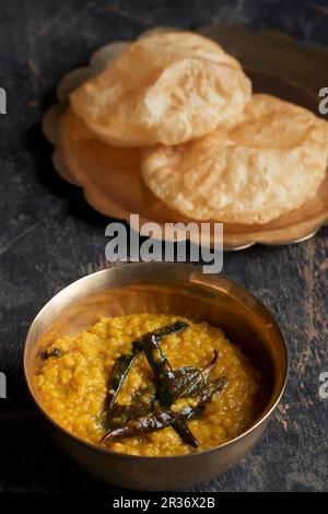 Linsencurry mit Fladenbrot Stockfoto