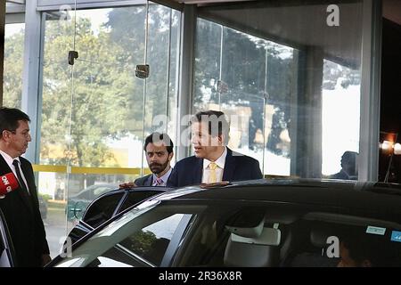 Brasilia, Distrito Federal, Brasilien. 22. Mai 2023. (INT) Haddad spricht mit der Presse, wenn er das Finanzministerium verlässt. 22. Mai 2023, Brasilia, Bundesbezirk, Brasilien: Brasilianischer Finanzminister Fernando Haddad spricht vor der Presse auf seinem Weg nach draußen bei der Esplanada dos Ministerios im Finanzministerium in Brasilia.Kredit: Frederico Brasil/Thenews2 (Foto: Frederico Brasil/Thenews2/Zumapress) (Kreditbild: © FREDERICO Brasil/TheNEWS2 via ZUMA Press WIRE!) Nicht für den kommerziellen GEBRAUCH! Stockfoto