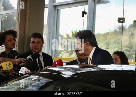 Brasilia, Distrito Federal, Brasilien. 22. Mai 2023. (INT) Haddad spricht mit der Presse, wenn er das Finanzministerium verlässt. 22. Mai 2023, Brasilia, Bundesbezirk, Brasilien: Brasilianischer Finanzminister Fernando Haddad spricht vor der Presse auf seinem Weg nach draußen bei der Esplanada dos Ministerios im Finanzministerium in Brasilia.Kredit: Frederico Brasil/Thenews2 (Foto: Frederico Brasil/Thenews2/Zumapress) (Kreditbild: © FREDERICO Brasil/TheNEWS2 via ZUMA Press WIRE!) Nicht für den kommerziellen GEBRAUCH! Stockfoto