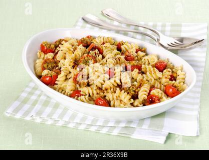 Fusilli mit gratinierten Kirschtomaten Stockfoto