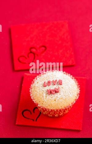 Eine Cupcake mit Zucker Briefe aus Schreibung 'LIEBE DICH" Stockfoto
