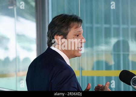 Brasilia, Distrito Federal, Brasilien. 22. Mai 2023. (INT) Haddad spricht mit der Presse, wenn er das Finanzministerium verlässt. 22. Mai 2023, Brasilia, Bundesbezirk, Brasilien: Brasilianischer Finanzminister Fernando Haddad spricht vor der Presse auf seinem Weg nach draußen bei der Esplanada dos Ministerios im Finanzministerium in Brasilia.Kredit: Frederico Brasil/Thenews2 (Foto: Frederico Brasil/Thenews2/Zumapress) (Kreditbild: © FREDERICO Brasil/TheNEWS2 via ZUMA Press WIRE!) Nicht für den kommerziellen GEBRAUCH! Stockfoto