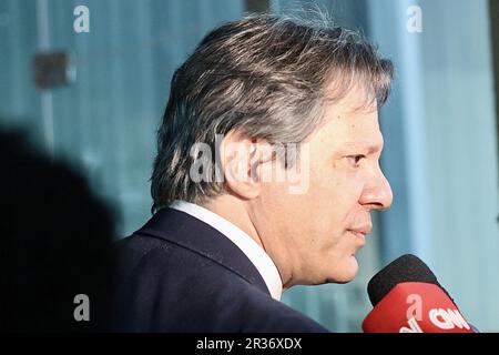 Brasilia, Distrito Federal, Brasilien. 22. Mai 2023. (INT) Haddad spricht mit der Presse, wenn er das Finanzministerium verlässt. 22. Mai 2023, Brasilia, Bundesbezirk, Brasilien: Brasilianischer Finanzminister Fernando Haddad spricht vor der Presse auf seinem Weg nach draußen bei der Esplanada dos Ministerios im Finanzministerium in Brasilia.Kredit: Frederico Brasil/Thenews2 (Foto: Frederico Brasil/Thenews2/Zumapress) (Kreditbild: © FREDERICO Brasil/TheNEWS2 via ZUMA Press WIRE!) Nicht für den kommerziellen GEBRAUCH! Stockfoto