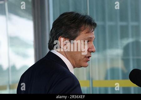 Brasilia, Distrito Federal, Brasilien. 22. Mai 2023. (INT) Haddad spricht mit der Presse, wenn er das Finanzministerium verlässt. 22. Mai 2023, Brasilia, Bundesbezirk, Brasilien: Brasilianischer Finanzminister Fernando Haddad spricht vor der Presse auf seinem Weg nach draußen bei der Esplanada dos Ministerios im Finanzministerium in Brasilia.Kredit: Frederico Brasil/Thenews2 (Foto: Frederico Brasil/Thenews2/Zumapress) (Kreditbild: © FREDERICO Brasil/TheNEWS2 via ZUMA Press WIRE!) Nicht für den kommerziellen GEBRAUCH! Stockfoto