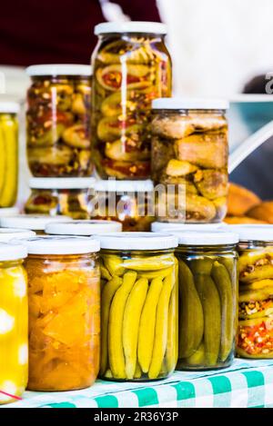 Gurke Gemüse in Gläsern auf einem Marktstand in Beirut, Libanon Stockfoto