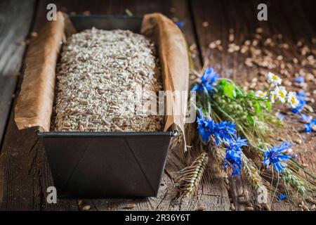 Gesundes, ungebackenes Vollkornbrot in einer Brotdose Stockfoto