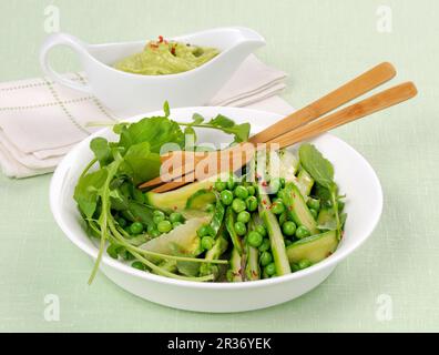 Eine Feder Gemüse Salat mit Avocado salsa Stockfoto