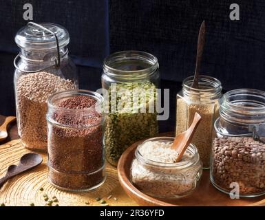 Linsen, Reis, Couscous, geteilte Erbsen, Kascha, Und rote Quinoa in Konservendosen Stockfoto