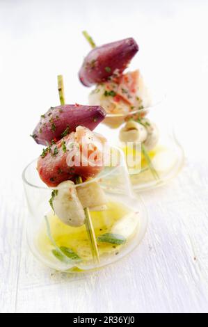 Fisch kebabs mit Pilzen und Schalotten Stockfoto