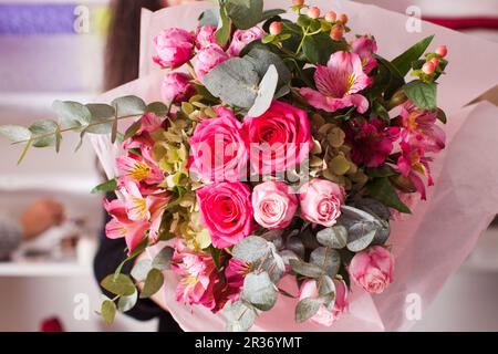 Floristen machen das Bouquet mit Rosen Stockfoto