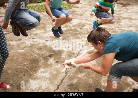 Bewegungsspiele im Ferienlager Stockfoto