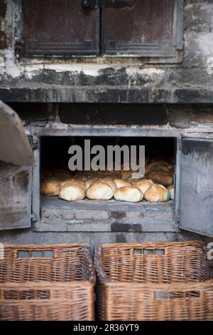 Frisch gebackene Brötchen in einem Holzofen Stockfoto