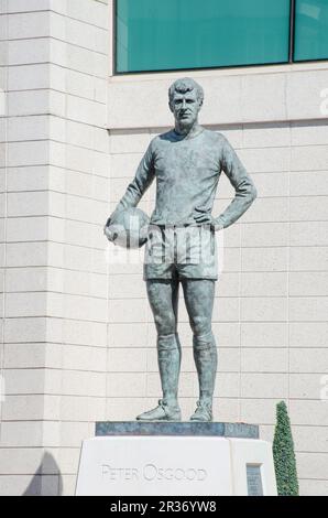 Statue der Legende des Peter Osgood Chelsea FC vor dem Stamford Bridge Ground Stockfoto