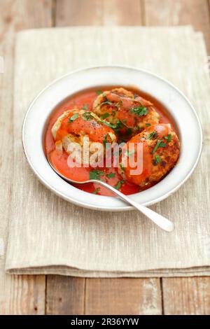 Schweinebälle mit Kohl und Reis in Tomatensoße Stockfoto