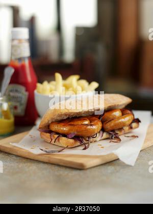 Ciabatta mit Wurst und Zwiebeln in einem Restaurant Stockfoto