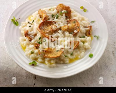 Risotto mit Igelpilzen, Kräutern und Parmesan Stockfoto