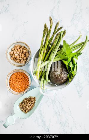 Pflanzliche Zutaten für Hummus Stockfoto