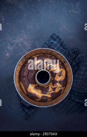 Vegan Marmor Kuchen in eine ringförmige Backform Stockfoto