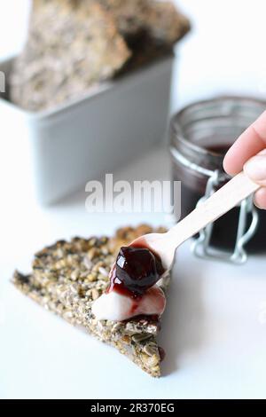 Knäckebrot mit Kirschmarmelade garniert Stockfoto