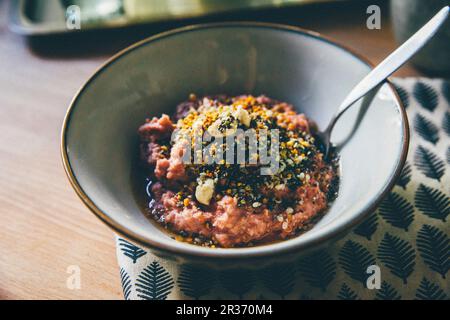 Erdbeere Hafer mit Cashew Nüssen und Honig Stockfoto