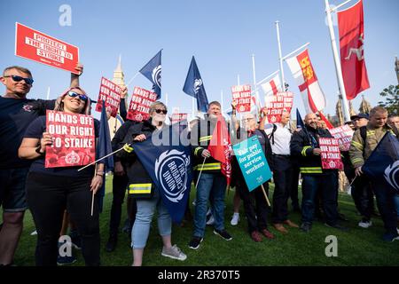 London, Großbritannien. 22. Mai 2023. Mitglieder der Feuerwehrunion (FBU) werden während der Demonstration am Parliament Square dabei gesehen, wie sie Gruppenfotos machen. Der Gewerkschaftskongress (TUC) hat seine Gewerkschaftsmitglieder dazu aufgerufen, heute an einem Notfallprotest auf dem Parliament Square teilzunehmen, während der Streiks (Minimum Service Levels) Bill heute Abend die letzte Etappe im britischen Parlament durchläuft. (Foto: Hesther Ng/SOPA Images/Sipa USA) Guthaben: SIPA USA/Alamy Live News Stockfoto