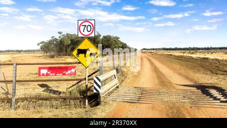 Straßenschilder im fernen Vorland von Queensland, Australien. Stockfoto