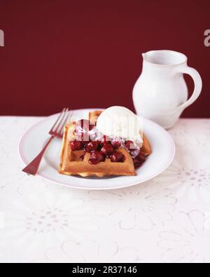 Waffeln mit Kirschen und Vanilleeis Stockfoto