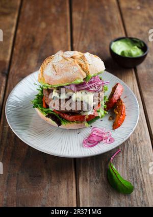 Ein Burger mit Hokkaido Kürbis- und Blauschimmelkäse Stockfoto