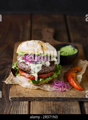 Ein Burger mit Hokkaido Kürbis- und Blauschimmelkäse Stockfoto