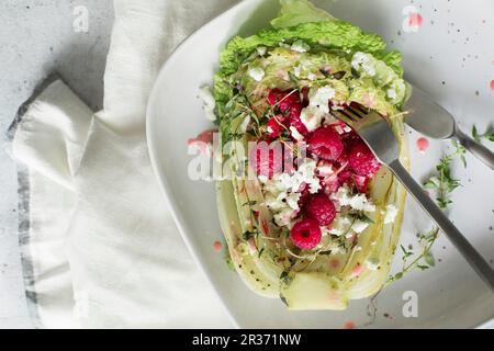 Chinakohl mit frischem Käse und Himbeeren Stockfoto