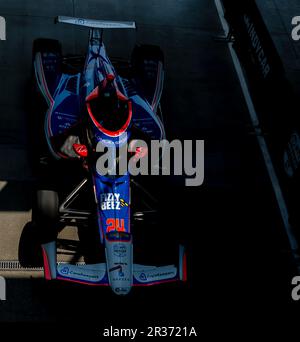 Indianapolis, USA. 19. Mai 2023. Die Crew von Dreyer & Reinbold Racing Chevrolet bringt ihren Rennwagen auf die Boxenstraße, bevor sie auf dem Indianapolis Motor Speedway in Indianapolis, USA, für die Indianapolis 500 trainiert. (Kreditbild: © Walter G. Arce Sr./ZUMA Press Wire) NUR REDAKTIONELLE VERWENDUNG! Nicht für den kommerziellen GEBRAUCH! Stockfoto