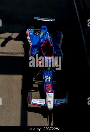 Indianapolis, USA. 19. Mai 2023. Die Crew von Dreyer & Reinbold Racing Chevrolet bringt ihren Rennwagen auf die Boxenstraße, bevor sie auf dem Indianapolis Motor Speedway in Indianapolis, USA, für die Indianapolis 500 trainiert. (Kreditbild: © Walter G. Arce Sr./ZUMA Press Wire) NUR REDAKTIONELLE VERWENDUNG! Nicht für den kommerziellen GEBRAUCH! Stockfoto