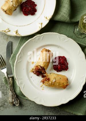 Chestnut Speck Krapfen, in der Mitte gebrochen Stockfoto