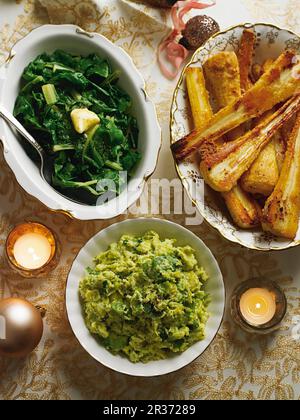 Weihnachten Beilagen: Rosenkohl, Mash, Mangold und Pastinake mit Käse Stockfoto