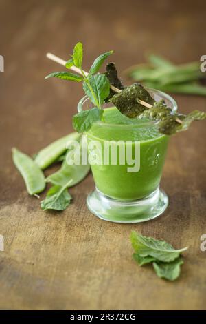 Vegane Schneerbse mit Algenspeck und Minze (Entgiftung) Stockfoto