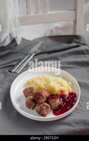 Kottbullar (traditionelle Fleischbällchen, Schweden) serviert mit Kartoffelpüree und Lingoberry-Marmelade Stockfoto