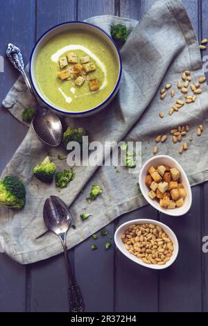 Brokkoli-Cremesuppe mit Pinienkernen und Croutons Stockfoto
