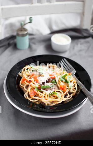 Spaghetti alla Norma mit Tomaten, Aubergine, geriebenem Parmesan und Basilikum Stockfoto