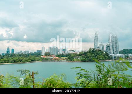 Blick auf die Marina Bay von der Insel Sentosa in Singapur Stockfoto