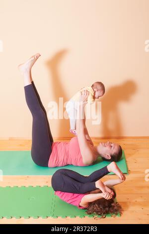 Home Yoga-Übungen Stockfoto