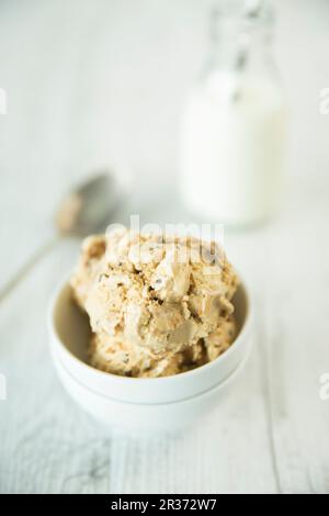 Erdnussbutter-Eis in einer Schüssel Stockfoto