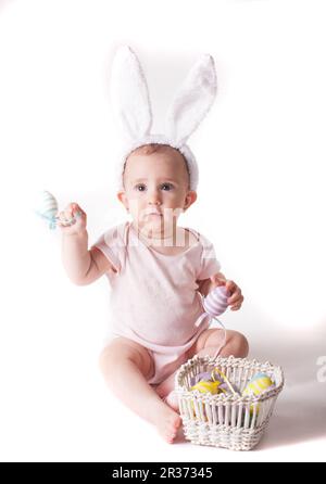 Babymädchen in ein Kaninchen-Hut Stockfoto