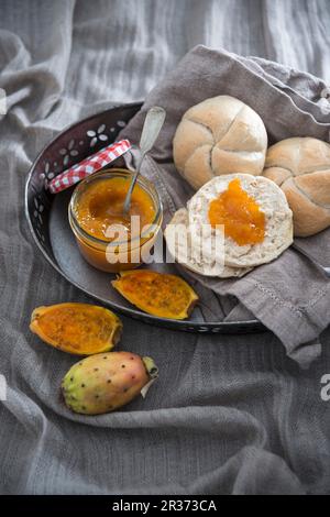 Hausgemachte vegan Prickly Pear jam mit knusprigem Brot roll Hälften Stockfoto